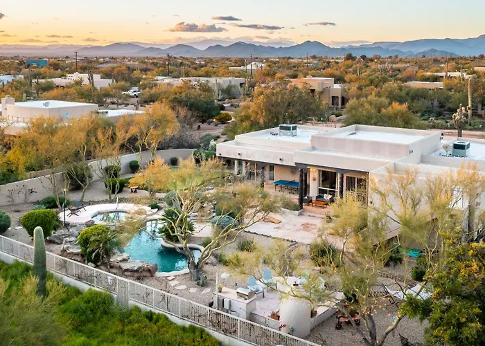 Private Desert Sanctuary With Pool Putting Holiday home
